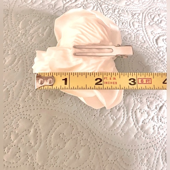 NIB~Romantic Silk Triple Rose Hair Clip - Picture 5 of 7